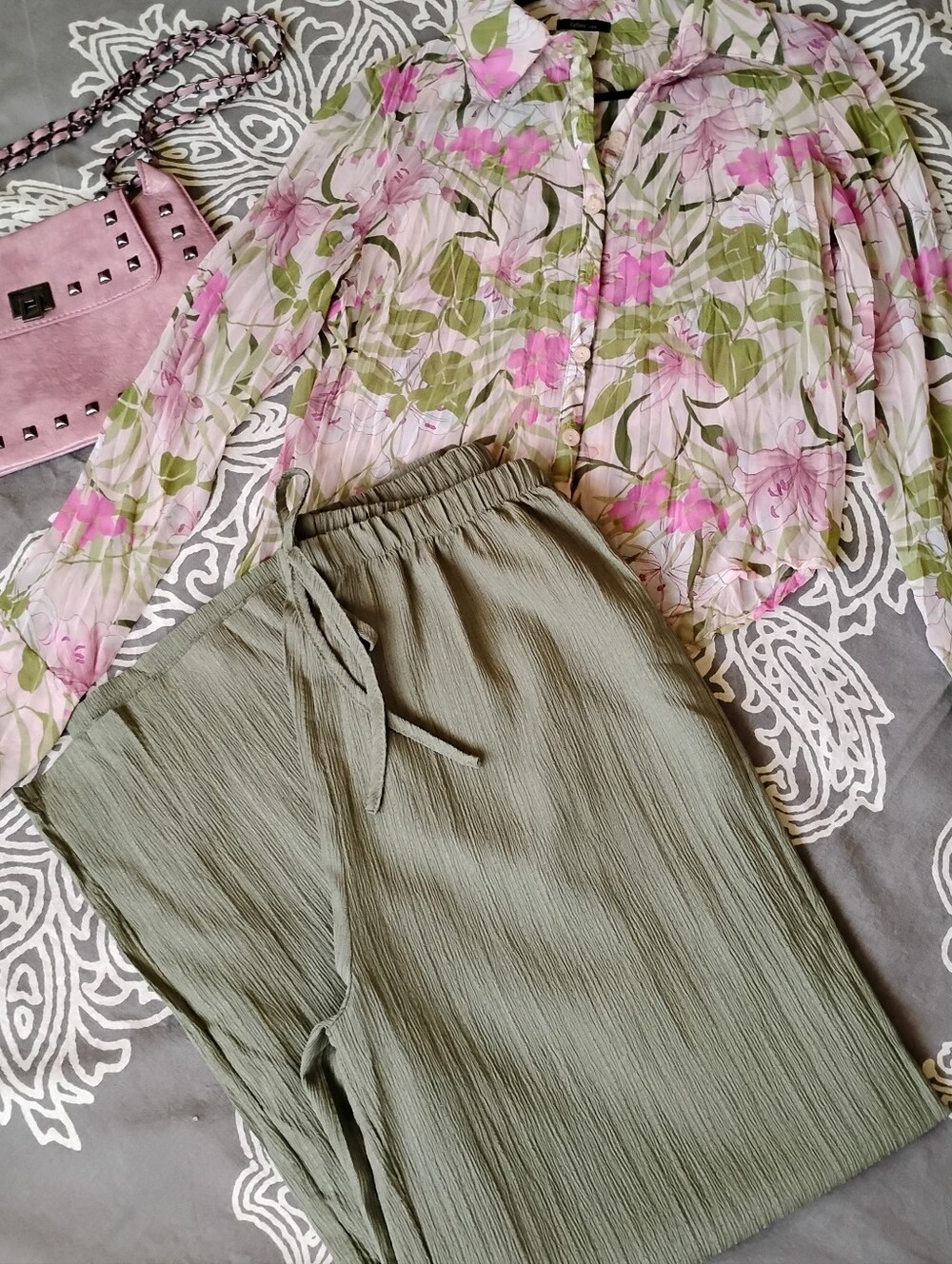 Casual 2 pc. Woman's Outfit - Picture 3 of 6